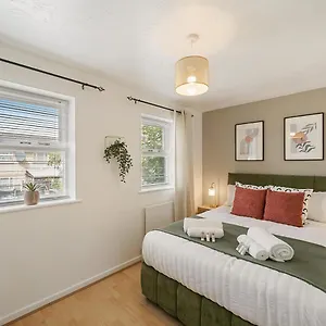  Holiday home East House Near Tube With Parking United Kingdom